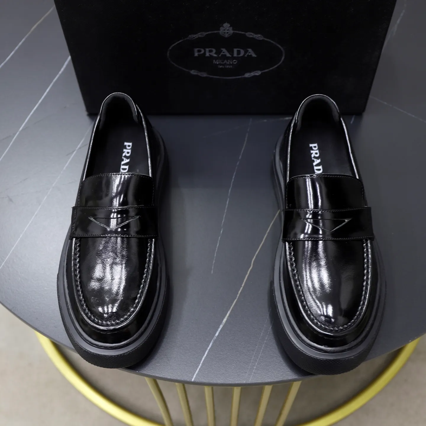 Ex-factory price: 500💰🙅‍♂️🙅‍♂️🙅‍♂️ Brand: PRADA Standard code: Men's code 38-44 (45 can be customized) Grade: Same style as the official website Original order quality Material: Original cowhide surface Comfortable lining Original outsole Style category: Men's fashionable casual leather shoes Distinguished big-name luxury elements Top luxury Color: Color of the actual picture